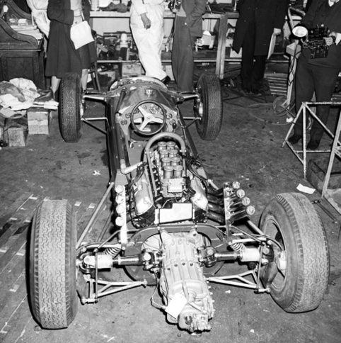 Pendant sa construction, ils étaient relevés et de part et d'autre du moteur